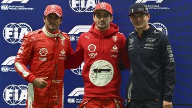 2023-11-18 09:09:19 Ferrari's Monegasque driver Charles Leclerc (C) celebrates after finishing in pole position with second place Ferrari's Spanish driver Carlos Sainz Jr. (L) and third place Red Bull Racing's Dutch driver Max Verstappen (R) in the qualifying session for the Las Vegas Formula One Grand Prix on November 18, 2023, in Las Vegas, Nevada.  
ANGELA WEISS / AFP