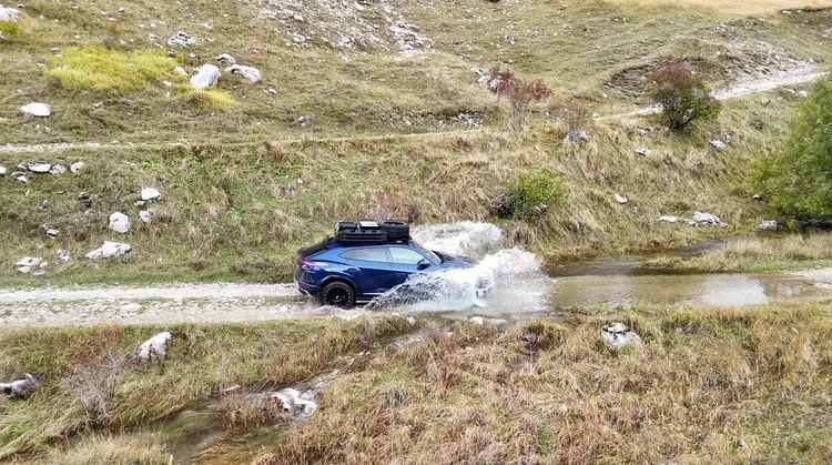 Man verkoopt huis om rond te reizen in Lamborghini-camper