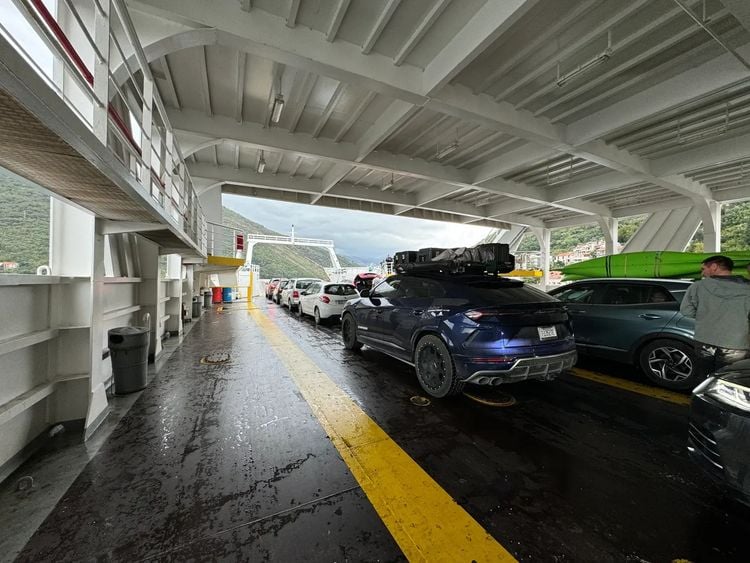 Man verkoopt huis om rond te reizen in Lamborghini-camper