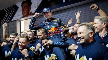 LAS VEGAS - Max Verstappen (Red Bull Racing) viert het behalen van zijn vierde wereldtitel met zijn team na afloop van de Las Vegas Grand Prix. ANP SEM VAN DER WAL