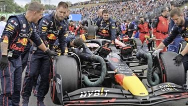 Red Bull Racing Crew bij auto Max Verstappen
