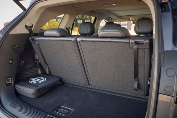 Bagageruimte van de MG S9 PHEV met zeven stoelen overeind