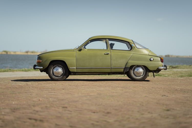 Oscar (29) rijdt een Saab 96 V4 uit 1972: “Hij is nog helemaal origineel”