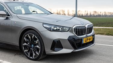 actieve motorkap explosieven pyrotechnische ontstekers actuators actuatoren pop-up bonnet pop-up hood BMW i5 veiligheid voetganger voetgangersveiligheid motorkap