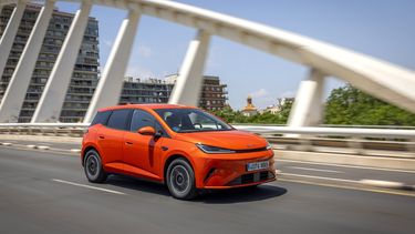 BYD Dolphin G DM-i in oranje tijdens het rijden