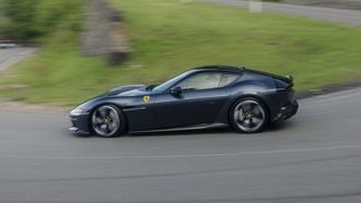 Ferrari 12Cilindri in actie op een bergweg in de Cantal