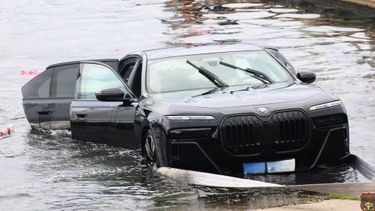 Kan een BMW van 150.000 euro zwemmen? Pool zoekt het uit