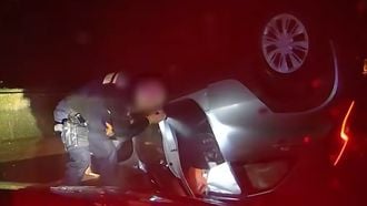Video: bestuurder betrapt met lachgasballon, rijdt tegen verkeer in en belandt op de kop