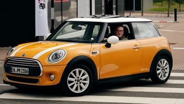 Peter reed 1.000.000 kilometer superzuinig met zijn Mini: zoveel kostte dat per kilometer