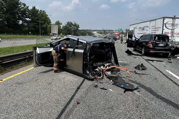 Tesla Cybertruck elektrische auto EV crash ongeluk vrachtwagen