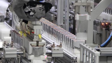 VW-partner zet nu 2 miljoen kWh-productielijn op voor solid state