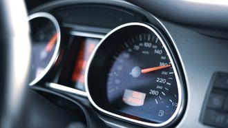 17-jarige rijdt 164 km/h en raakt rijbewijs 48 na halen kwijt