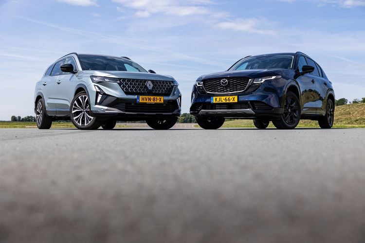 Mazda CX-5 en Renault Espace naast elkaar