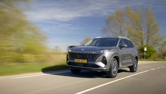 MG S9 PHEV rijdend op een landweg