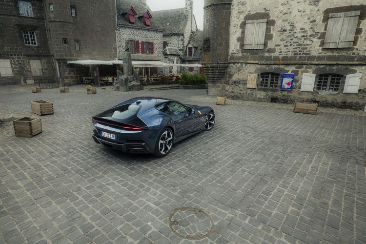 Ferrari 12Cilindri op een plein in Salers