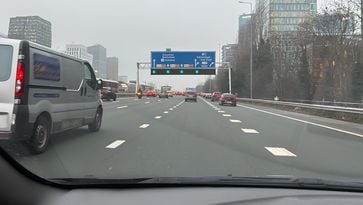 Mag je het busje hier rechts inhalen? De politie heeft antwoord