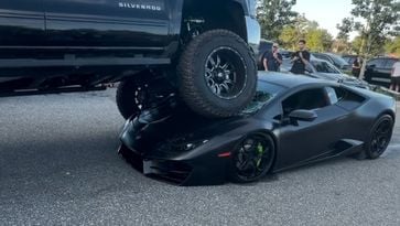 Lamborghini Huracán Chevrolet Silverado pick-up crash
