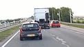 Citroën C1-rijder leert een pijnlijke les over de dode hoek van een vrachtauto
