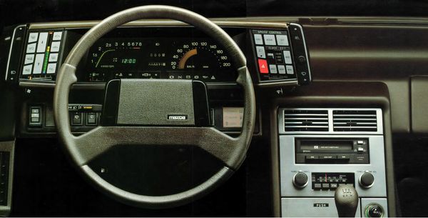 Mazda 929 Coupé dashboard