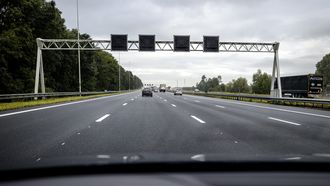 rechts inhalen rijstrook rijstroken snelweg linksplakker boete verkeer verkeersregels vluchtstrook