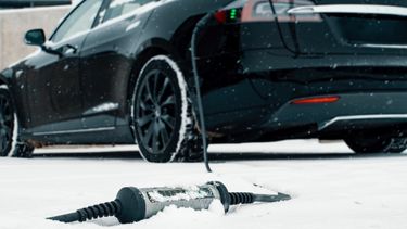 Wintersport, elektrische auto, sneeuw