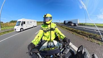 Politievlogger politievlogger agent politie verkeerspolitie verkeersagent vlogger rechts inhalen rechts passeren boete bekeuring