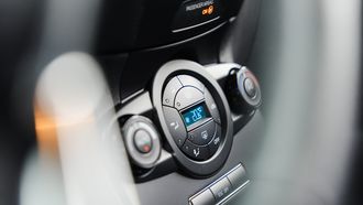 Nooit meer krabben met deze occasion: spotgoedkope gezinsauto van 2.000 euro heeft voorruitverwarming
