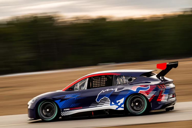 Ford Mustang Mach-E Nascar elektrisch