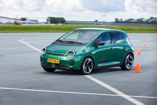 Renault Twingo rijdend tussen pylonnen