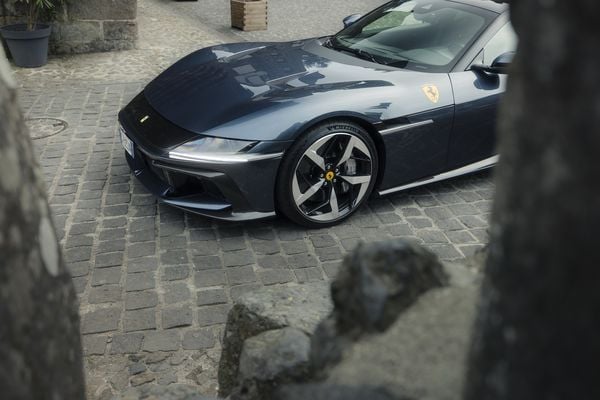 Detail van de voorzijde en het wiel van de Ferrari 12Cilindri