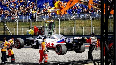 ZANDVOORT - De wagen van Nikita Mazepin (Uralkali HAAS F1 Team) wordt weggetakeld tijdens de tweede vrije training op het circuit van Zandvoort. Voor het eerst sinds 36 jaar wordt op Circuit Zandvoort de Formule 1-wedstrijd Dutch Grand Prix Zandvoort verreden. ANP VINCENT JANNINK