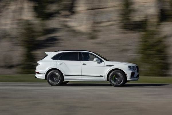 Grote SUV laat zelfs elektrische auto’s achter zich bij het stoplicht