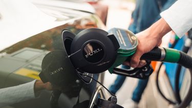 Prijs benzine EV elektrisch rijden elektrische auto brandstof kosten