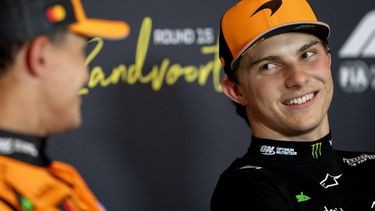 ZANDVOORT - Lando Norris (McLaren) en Oscar Piastri (McLaren) tijdens de persconferentie na afloop van de kwalificatie voor de F1 Grand Prix van Nederland op het Circuit van Zandvoort. ANP SANDER KONING