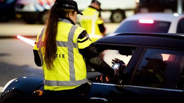 Beschonken taxichauffeur vervoert 8 passagiers, waarvan 3 in de kofferbak