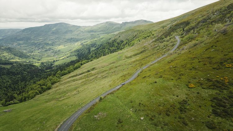 Groene vallei bij de Cantal-vulkaan vanuit de lucht
