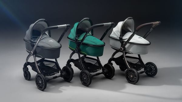 De kinderwagen van Aston Martin en egg