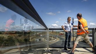 ZANDVOORT - Jan Lammers, sportief directeur, staat de pers te woord op het circuit van Zandvoort, in aanloop naar de Dutch Grand Prix. Over enkele weken zal de kustplaats voor de laatste keer decor zijn voor de Formule 1-race. REMKO DE WAAL / ANP