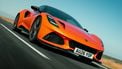 Lotus Emira 420 Sport in oranje tijdens het rijden