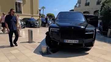 Rolls-Royce Cullinan Monaco Casino de Monte-Carlo crash schade bewegende paaltjes