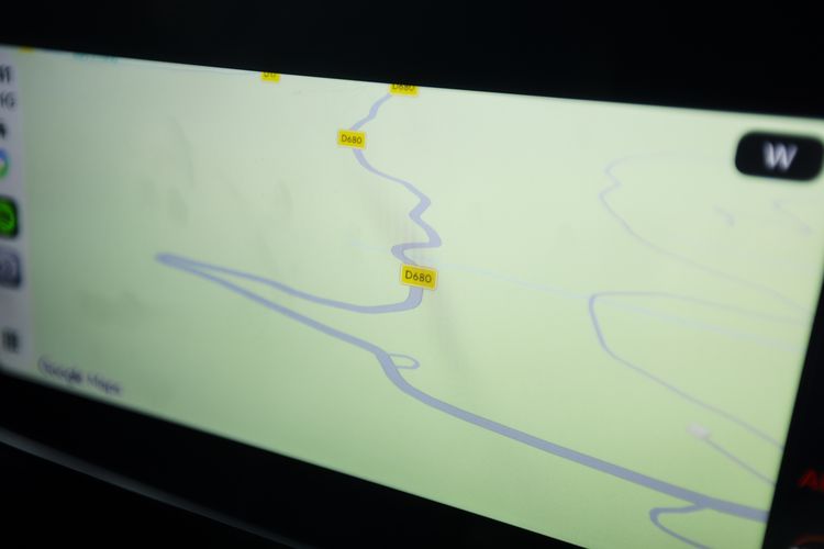 Navigatiescherm van de Ferrari 12Cilindri op bochtige wegen