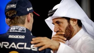 BAHREIN - Max Verstappen (Red Bull Racing) praat met Mohammed Ben Sulayem, president van de FIA, na afloop van de kwalificatie op het Bahrain International Circuit in het woestijngebied Sakhir voorafgaand aan de Grote Prijs van Bahrein. ANP REMKO DE WAAL