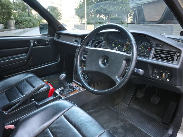 Mercedes 190 E van Ayrton Senna kan nu van jou zijn