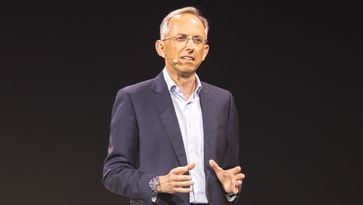 Dit verdient Ferrari-CEO Benedetto Vigna per jaar, en zijn bonussen zijn schokkend