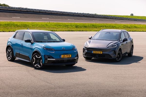 MG 4 Urban en Nissan Micra naast elkaar