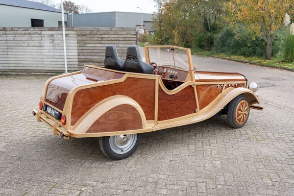 Timmerman Gerrit (70) bouwde zijn eigen auto van hout: "Ik ga niet bij mijn vrouw op de bank zitten"