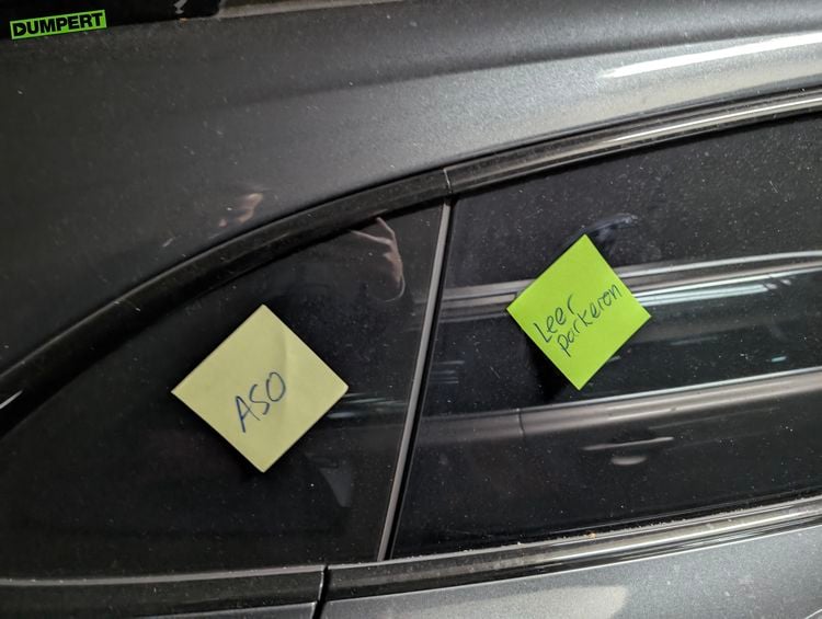 Foutparkeerder bestraft met post-its in Amsterdamse garage