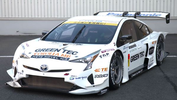 2016-toyota-prius-gt300-racecar-debuts-in-tokyo-as-otherworldly-as-expected-video-photo-gallery_3