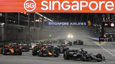 epa12432574 Mercedes driver George Russell (front R) of Britain, Red Bull Racing driver Max Verstappen (front C) of Netherlands and McLaren driver Oscar Piastri (front L) of Australia in action at the start of the 2025 Formula 1 Singapore Grand Prix at the Marina Bay Street Circuit in Singapore, 05 October 2025.  EPA/TOM WHITE