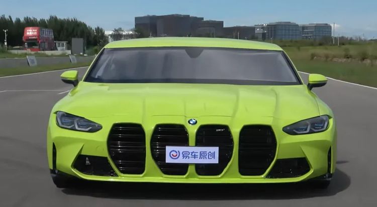 Geen AI of Photoshop: deze BMW M3² is 3 meter breed